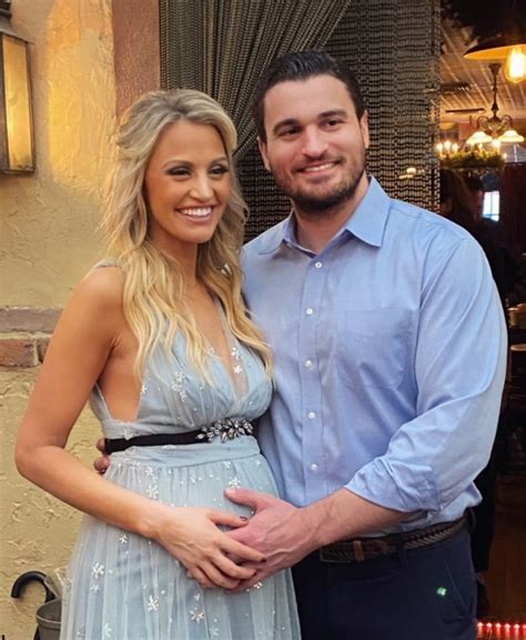 did carley shimkus have her baby|Carley Shimkus BEAMS in dreamy baby shower pics。